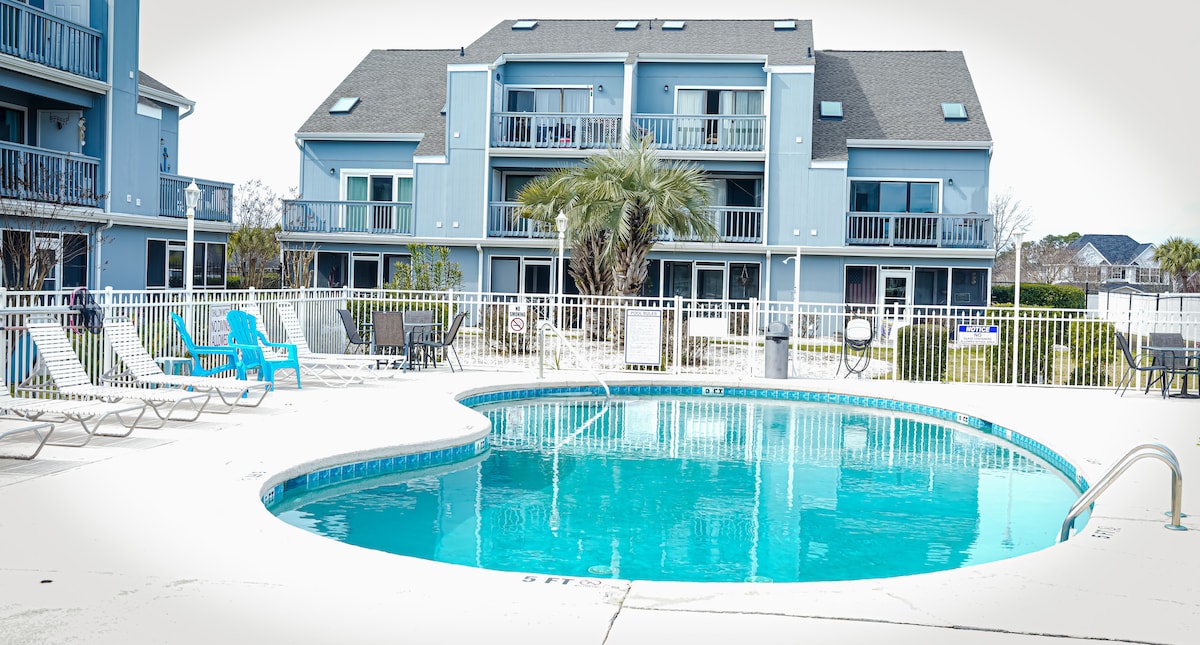 1st Floor Condo close to beach, w/ Pool & Grills!