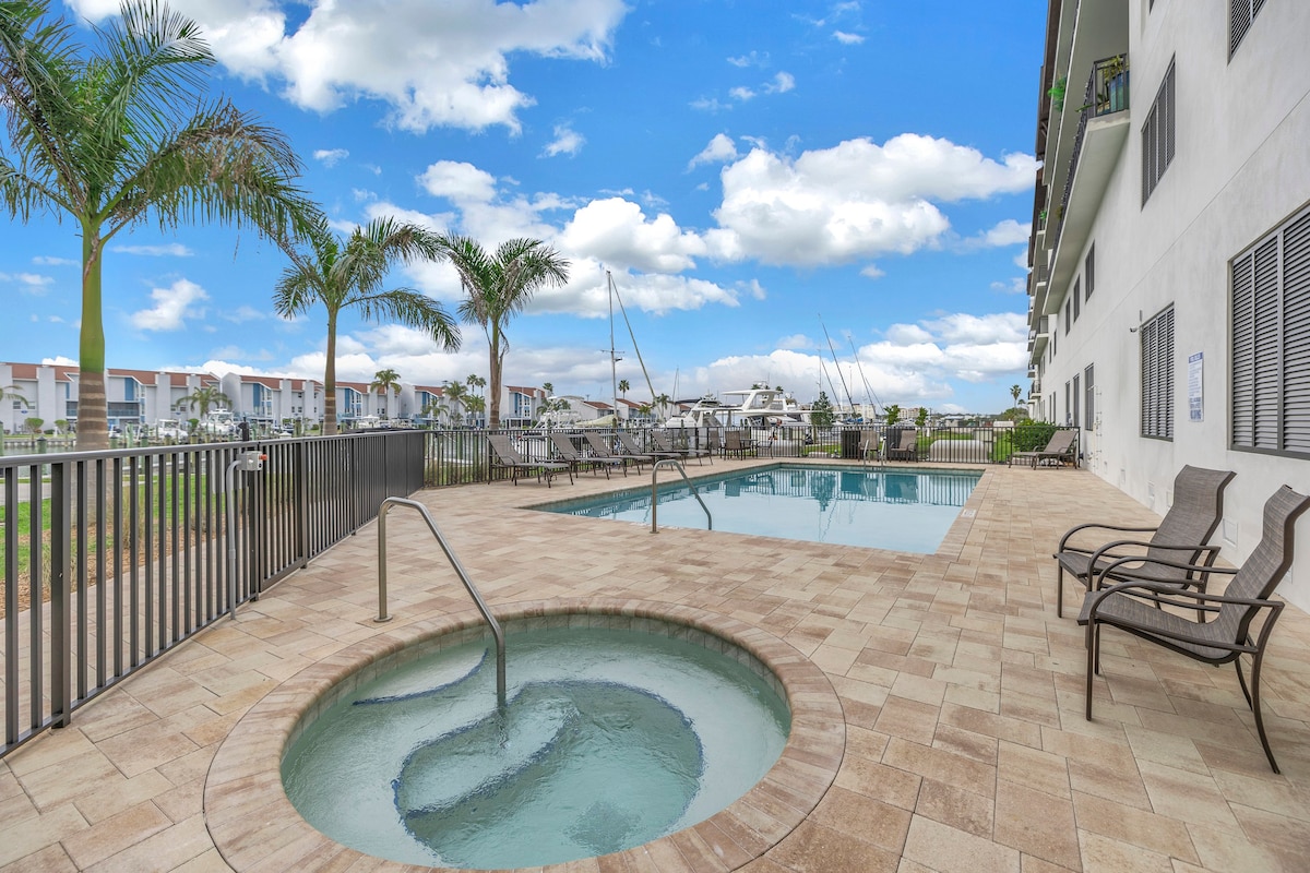 NEW! Madeira Bch Lux- 4BR| Balcony| Pool| Hot Tub