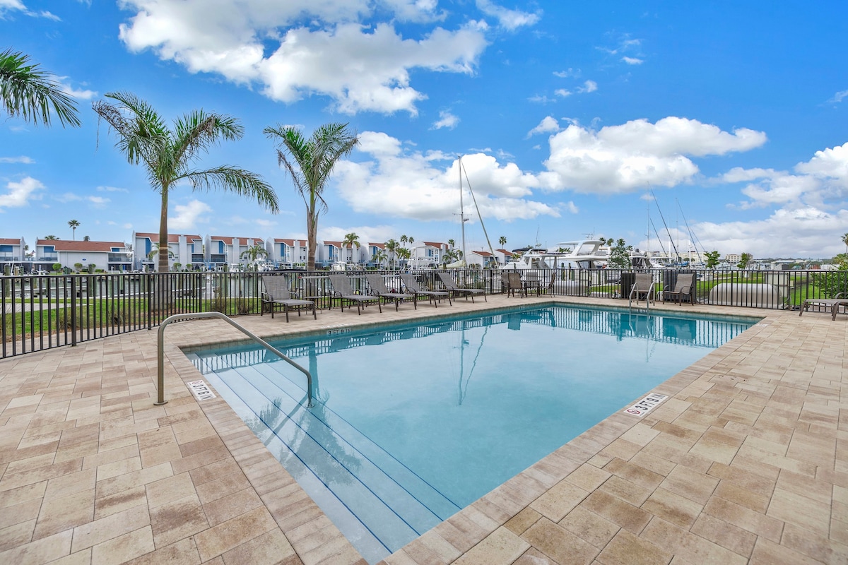 NEW! Madeira Bch Lux- 4BR| Balcony| Pool| Hot Tub