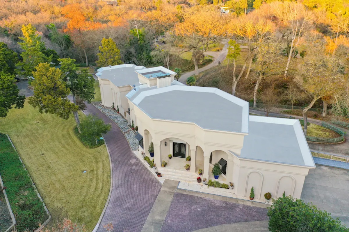 Dallas Estate: Luxe Living with Endless Amenities