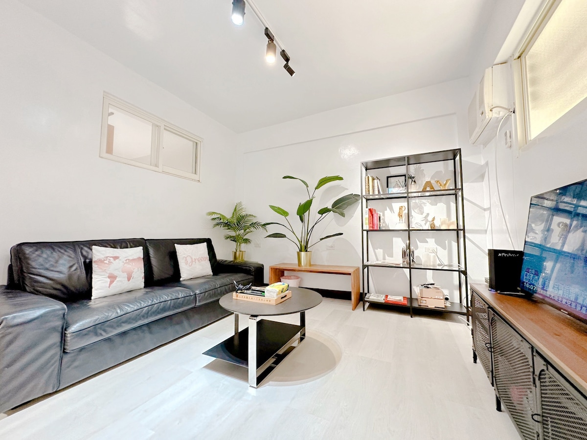 APR hot sale CBD Brand new deco Apt in 信義區