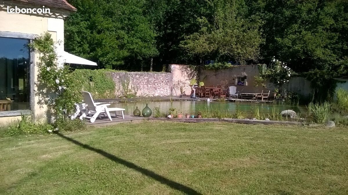 Maison avec piscine naturelle