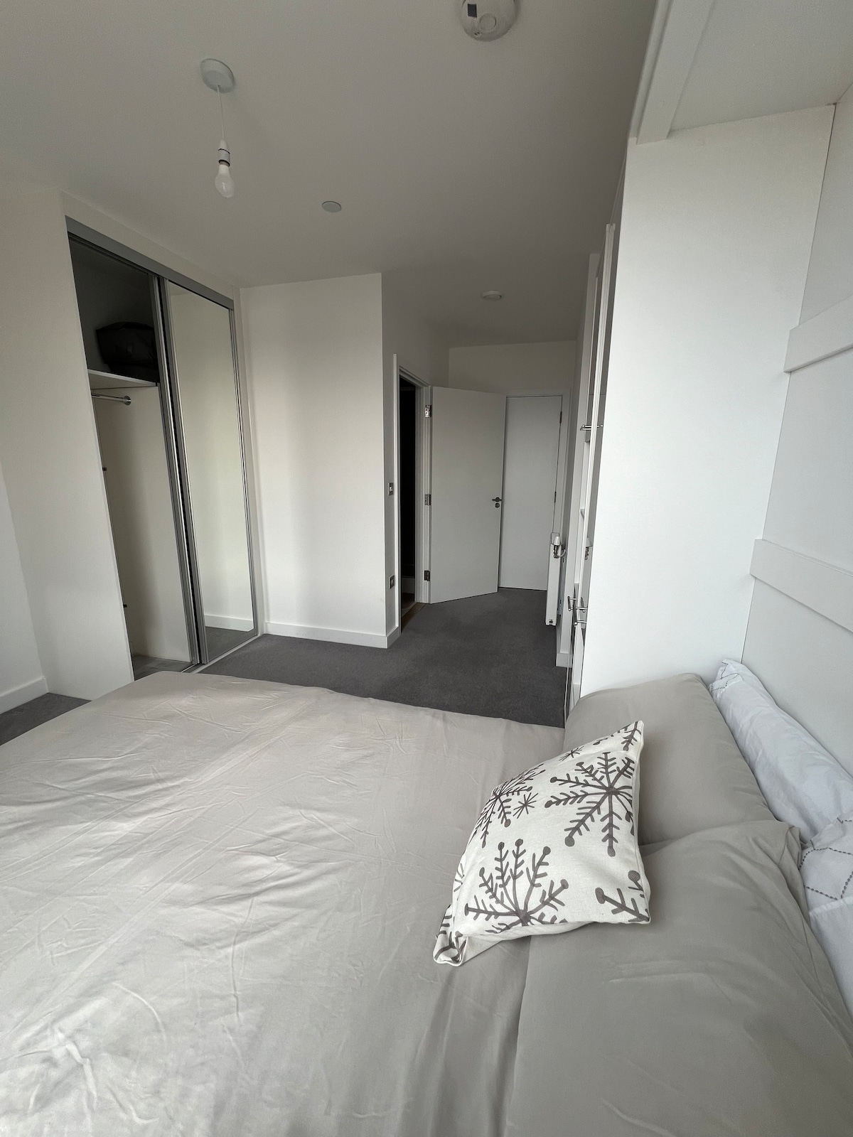 Clean and spacious room with ensuite in London
