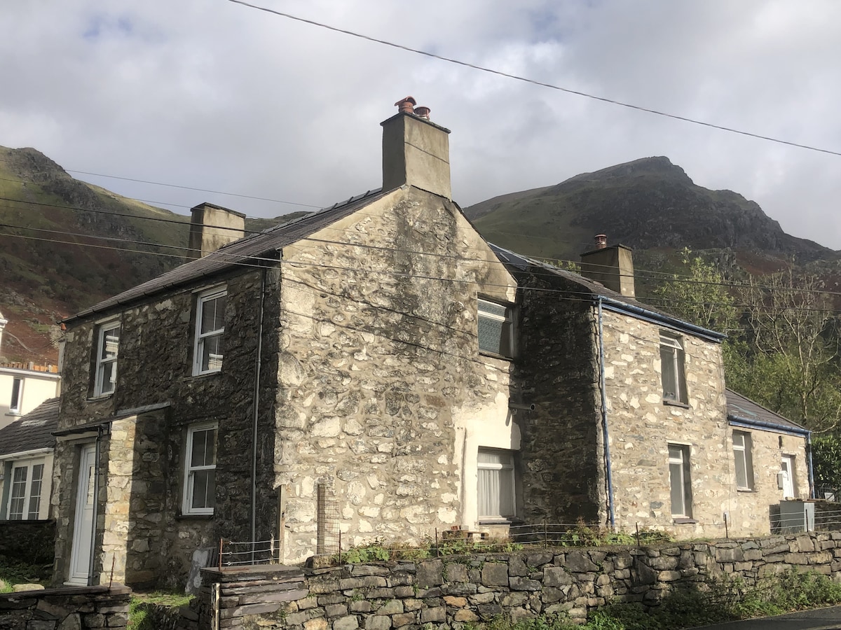 Cottage, Snowdon, Llanberis Pass