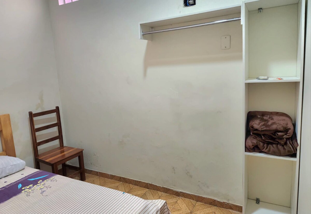 Quarto privativo para 2 pessoas.