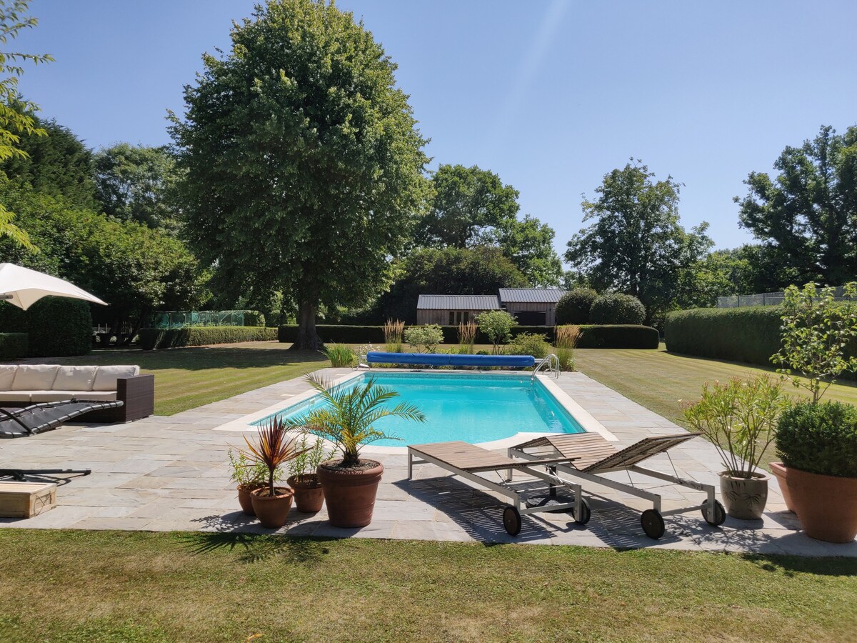 West Sussex family home with pool & tennis court