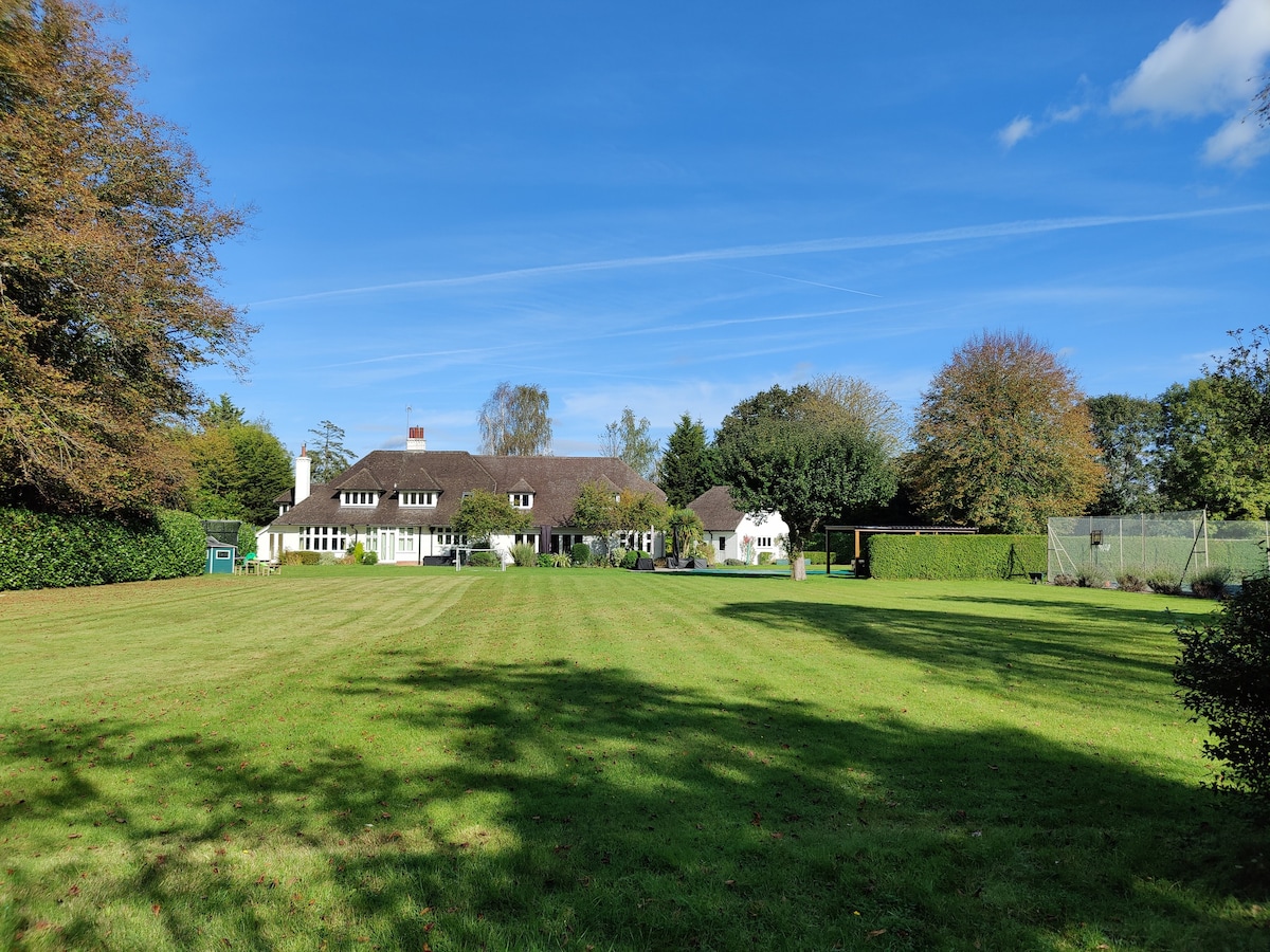 West Sussex family home with pool & tennis court