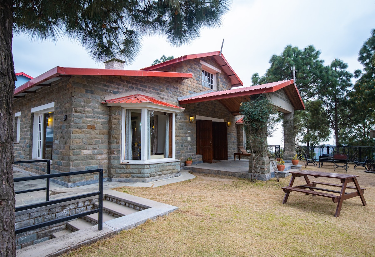 PINE 3BHK Villa W/ Library & Mountain View,Kausali