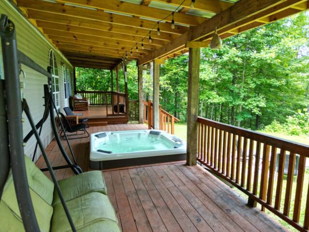 Peaceful cabin, mountain views from the hot tub