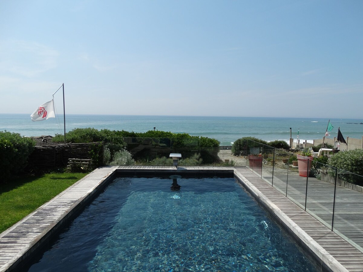 Villa face mer avec piscine