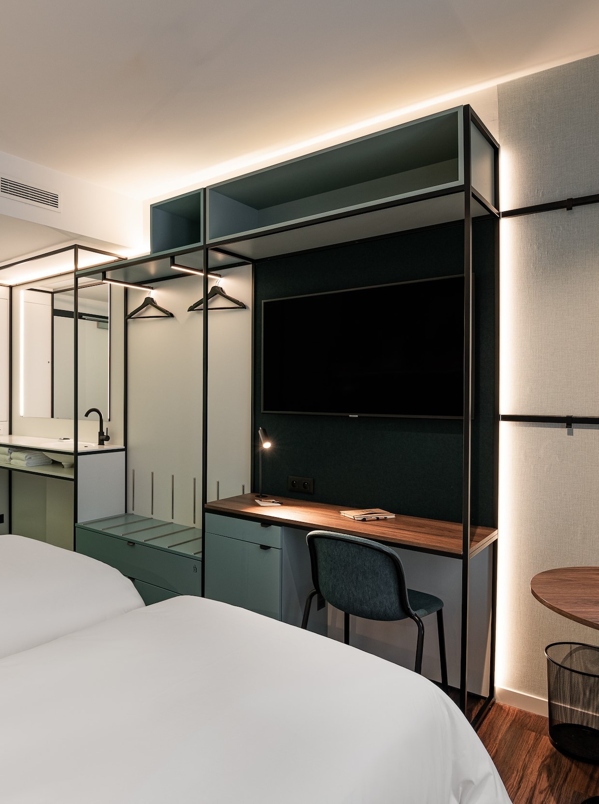Urban Comfort: Twin Beds and Central Antwerp Charm