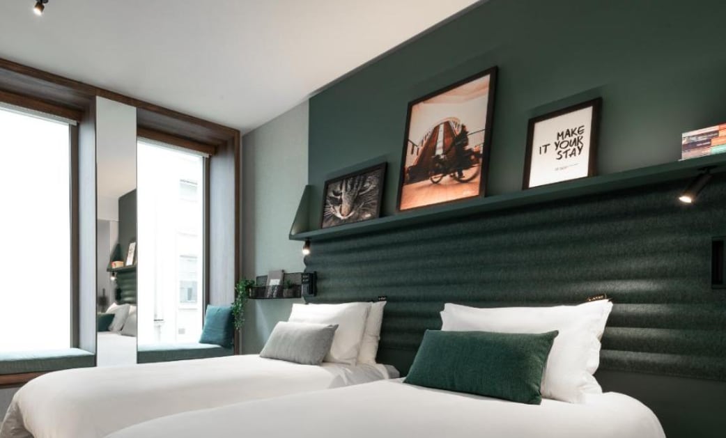 Urban Comfort: Twin Beds and Central Antwerp Charm