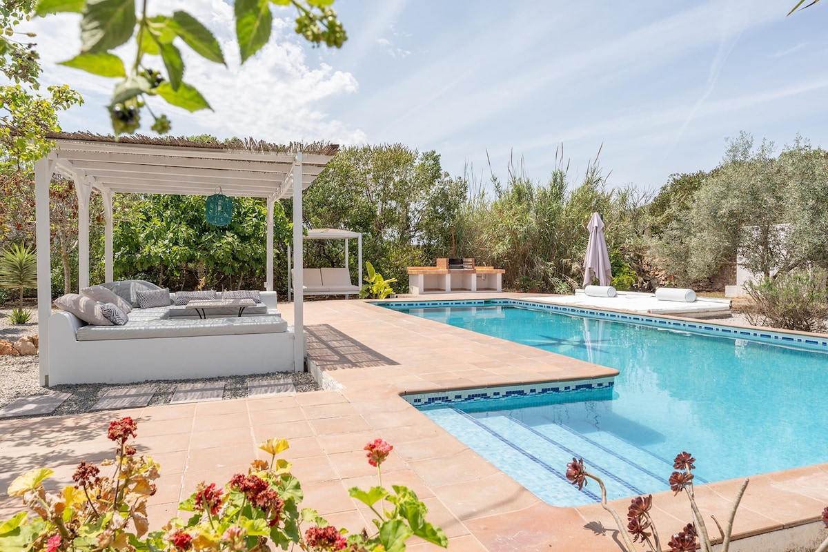8 Guests Large Villa with pool and BBQ
