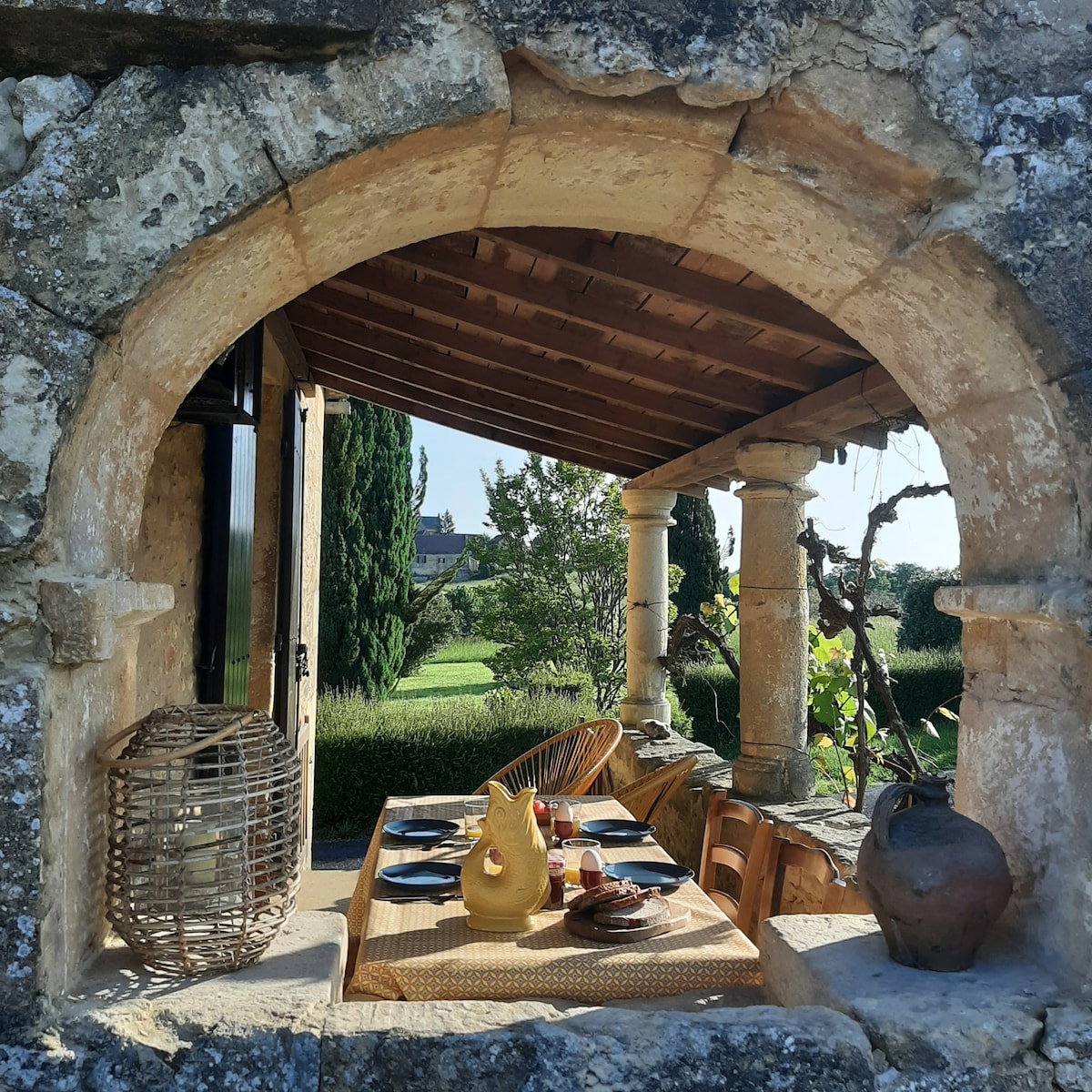 Vue sur vallée et château - Les Tulipes