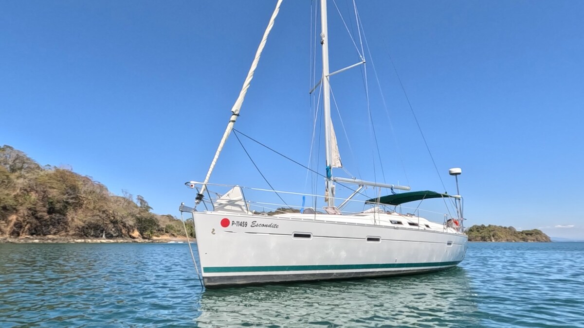 Sailing the Gulf of Nicoya on a Luxury 37" Yacht