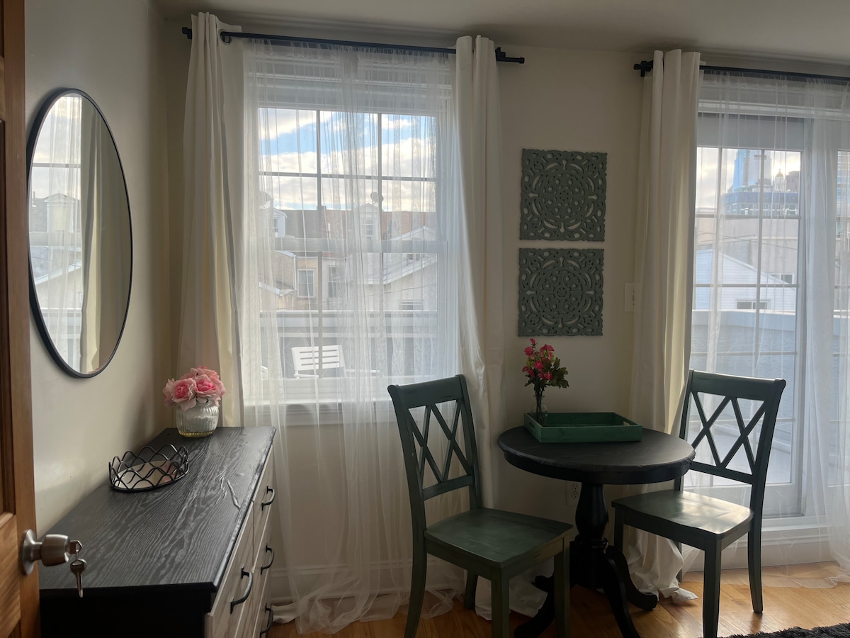 *City Skyline View* Private Room in Center City