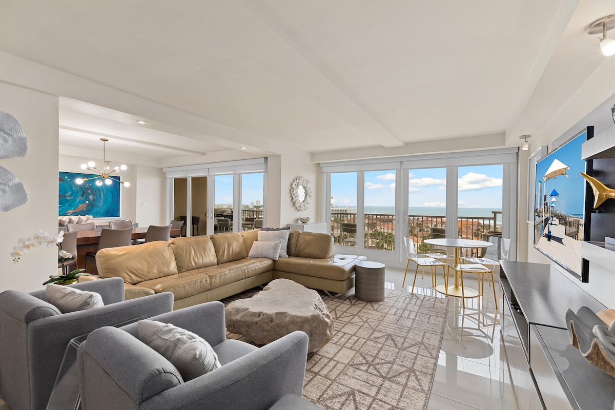 Luxurious 4 Bedroom Condo with Beach View