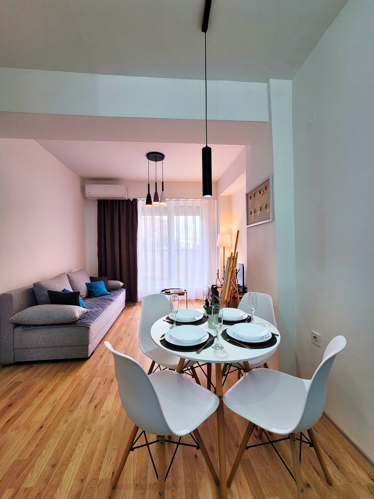 Modern & Stylish - Art Atelier Apartment