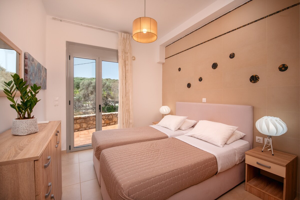 Urania Luxury Suite with pool view -Loutra Resort