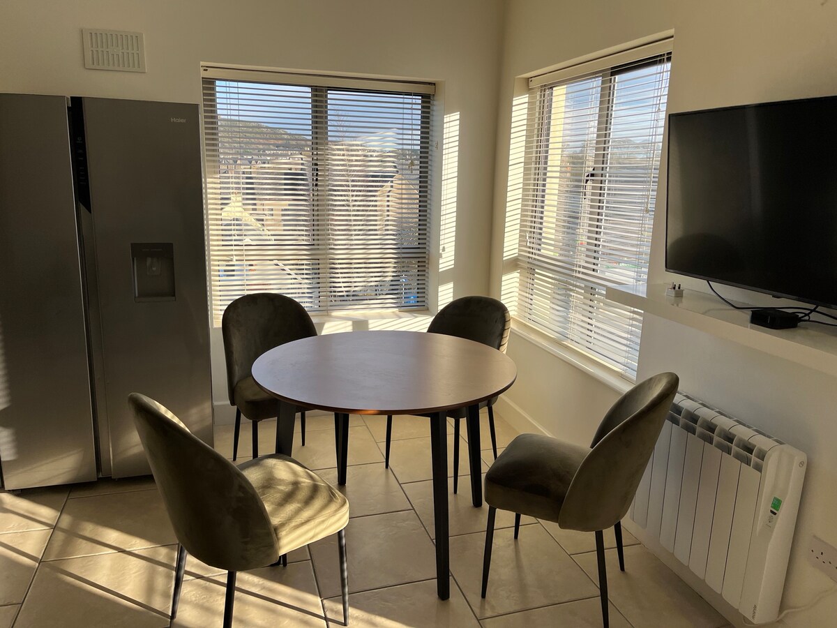 Modern central town location 2 bedroom apartment