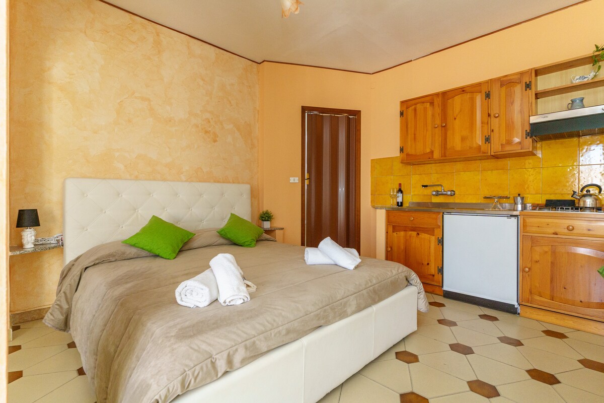 陶尔米纳（ Taormina ）下的公寓，距海边仅几步之遥