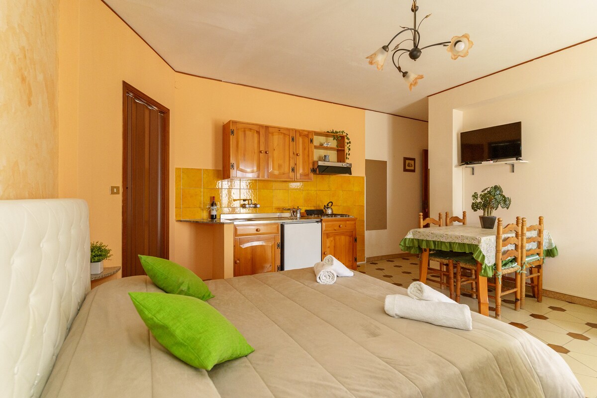 陶尔米纳（ Taormina ）下的公寓，距海边仅几步之遥