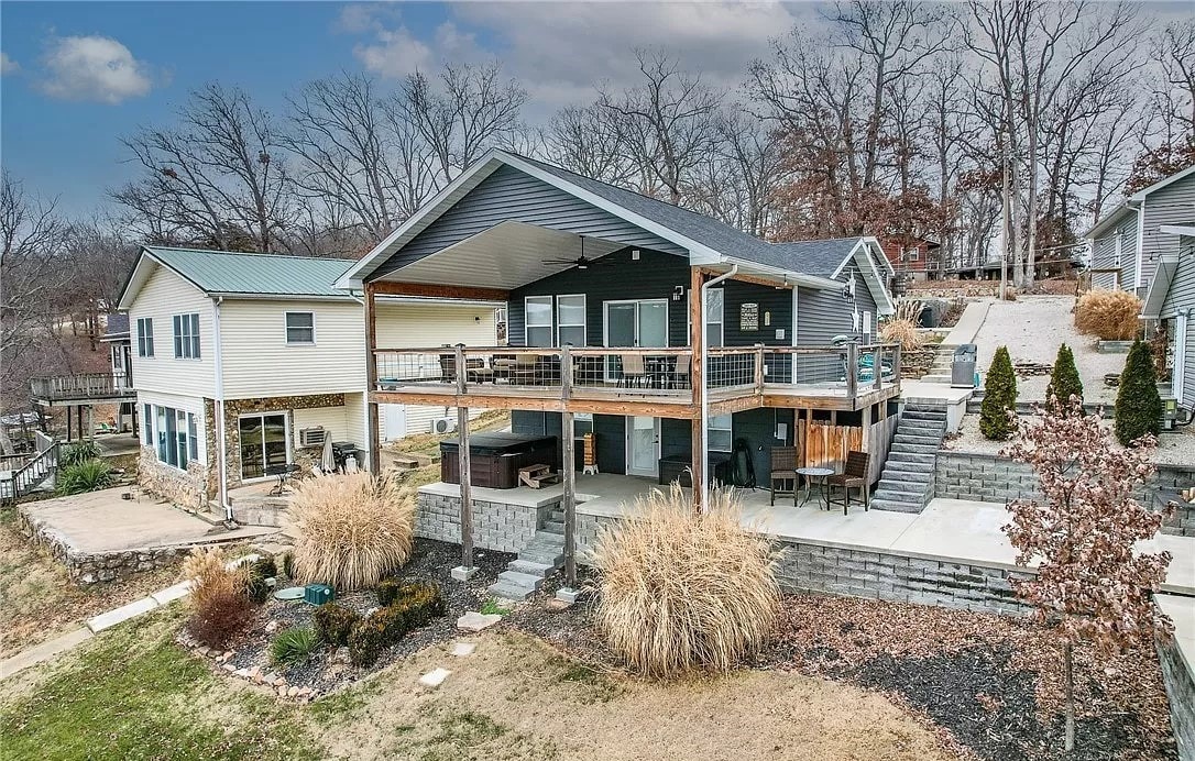 LOTO Lake house with Bunkhouse and Hot tub!