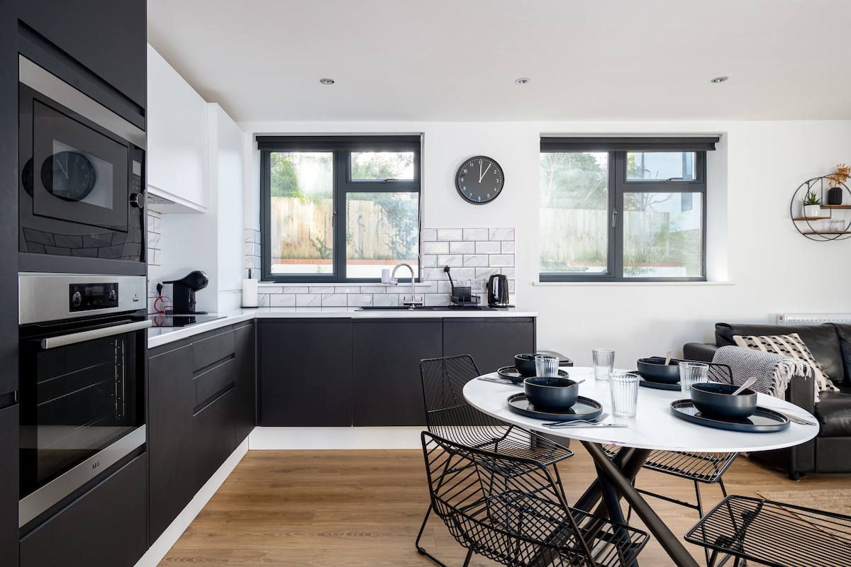 Modern & Bright Home Minutes From Central London