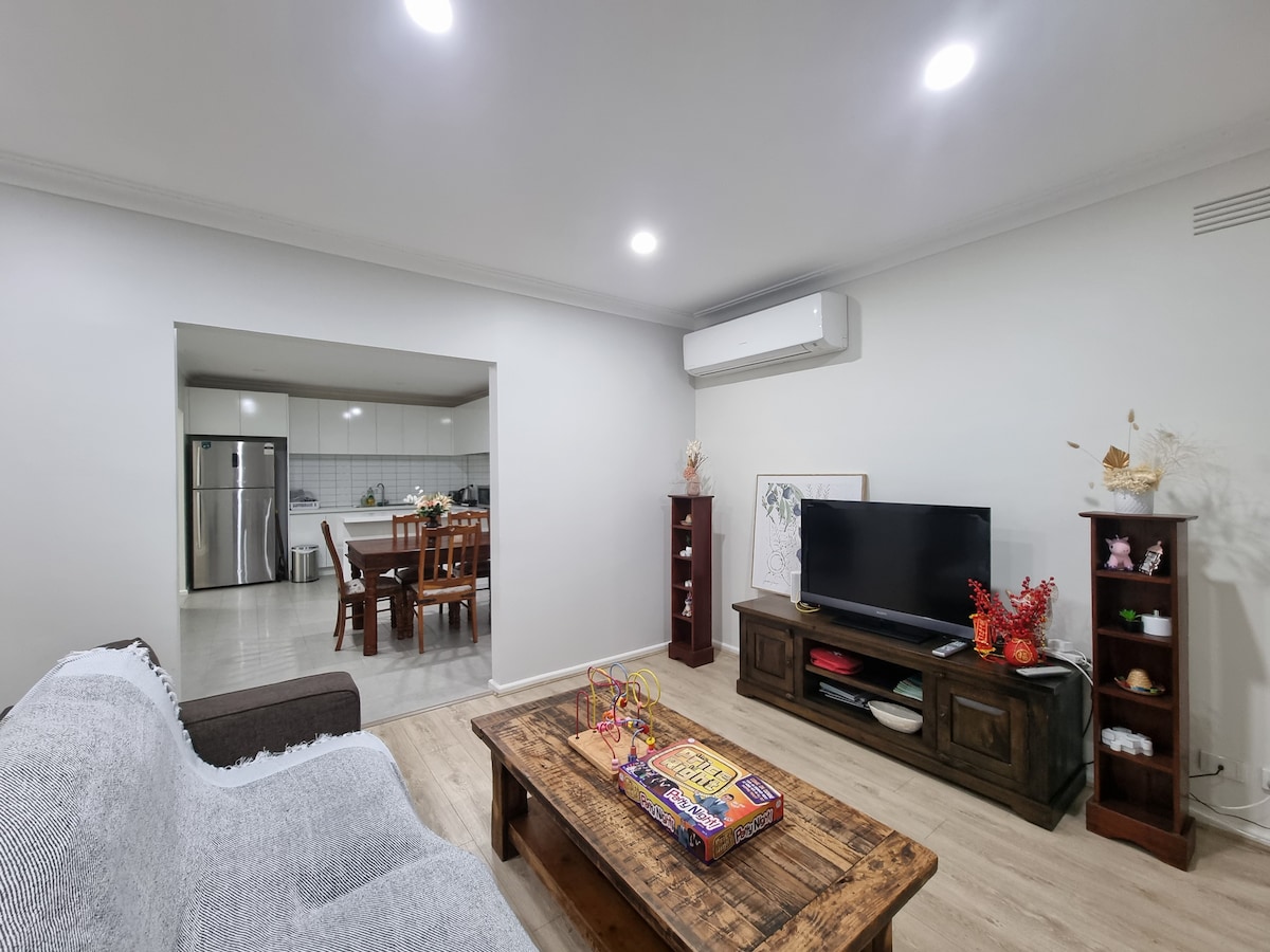 House 15 min to Airport & CBD. Free Parking, WI-FI