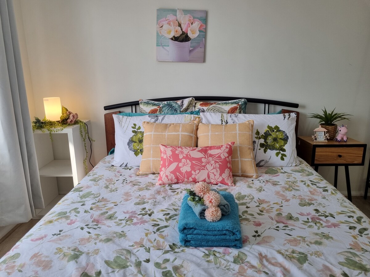 House 15 min to Airport & CBD. Free Parking, WI-FI