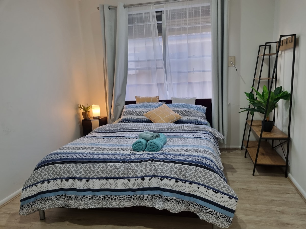 House 15 min to Airport & CBD. Free Parking, WI-FI