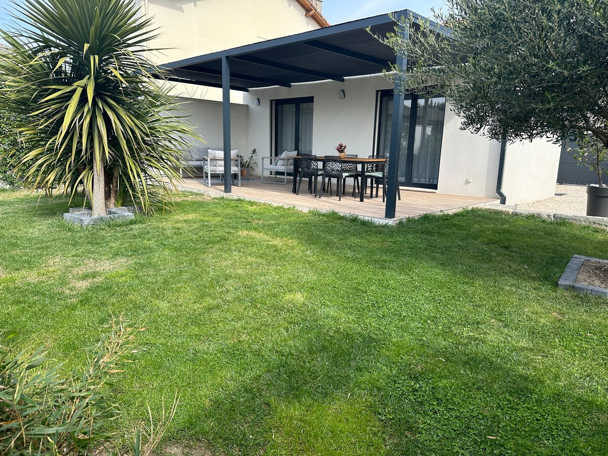 Agréable maison de village avec terrasse et jardin