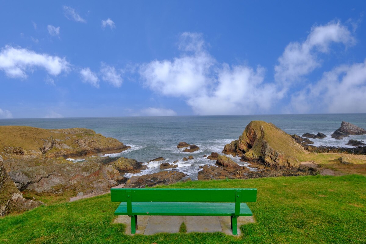 Cliff Top Cottage, 4 bedrooms with Sea Views