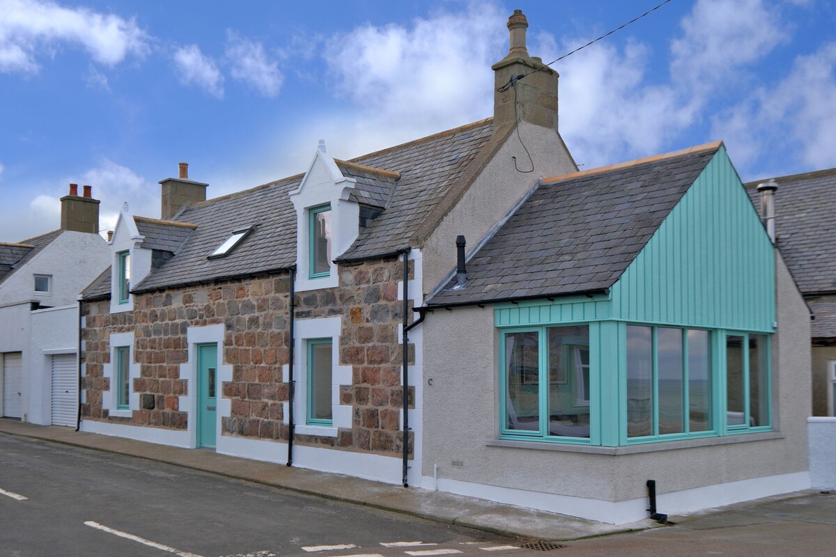 Cliff Top Cottage, 4 bedrooms with Sea Views