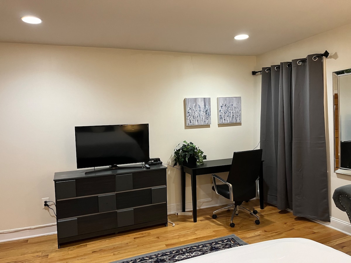 Charming Suite w/ *Private Bath* in Center City