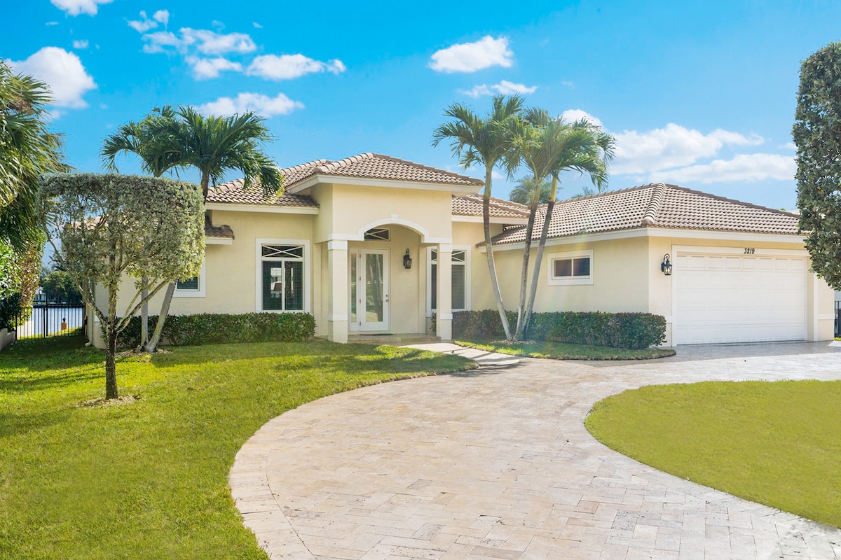 Delray Beach Waterfront 4 Bedroom with Boat Dock