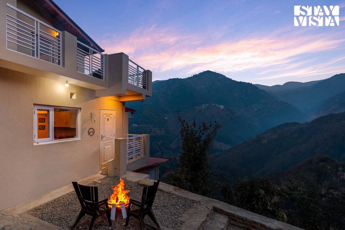 StayVista at Bird's Crest w/ Balcony, Mountain