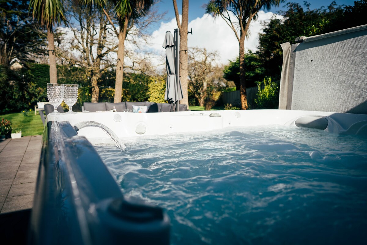 Beautiful family home hot tub, 10 min walk to sea