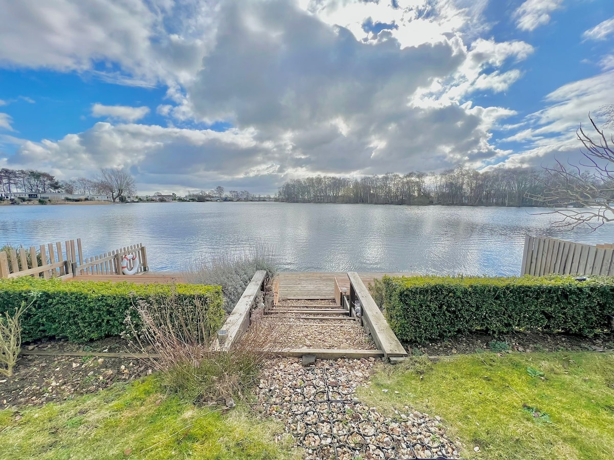 Tattershall Lakes lodge, hot tub and fishing pitch