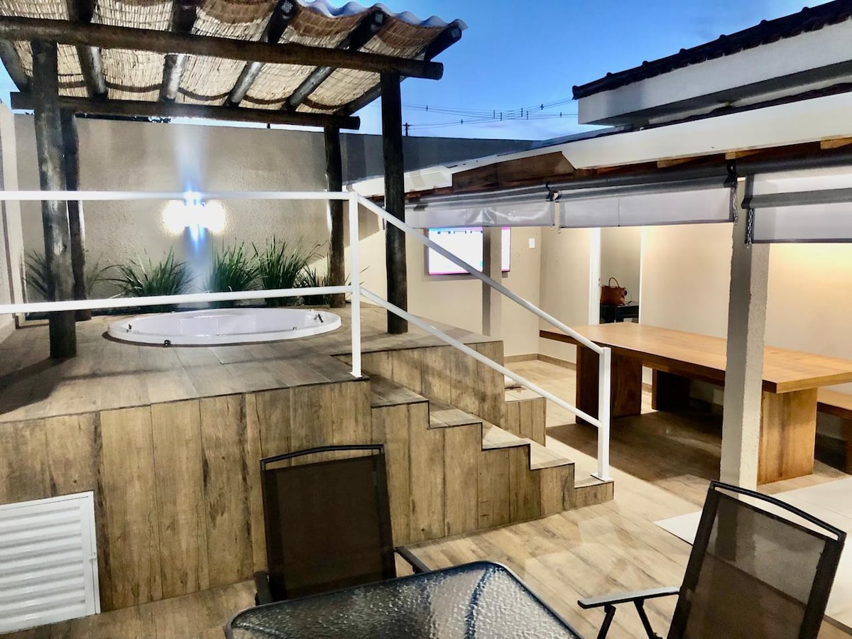 Casa com jacuzzi e área gourmet.