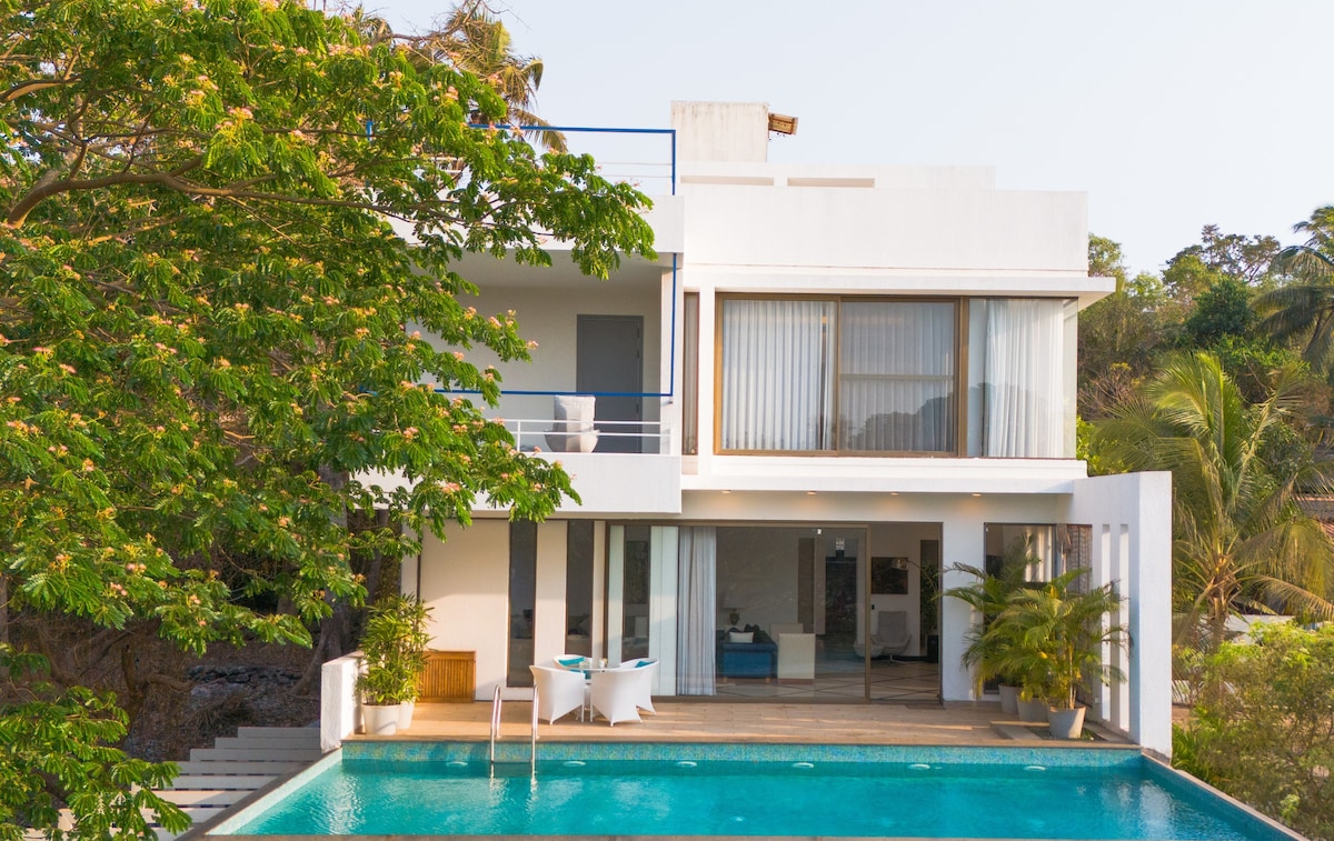 Lazy Duck by Hireavilla, 4BR w Pool in Candolim