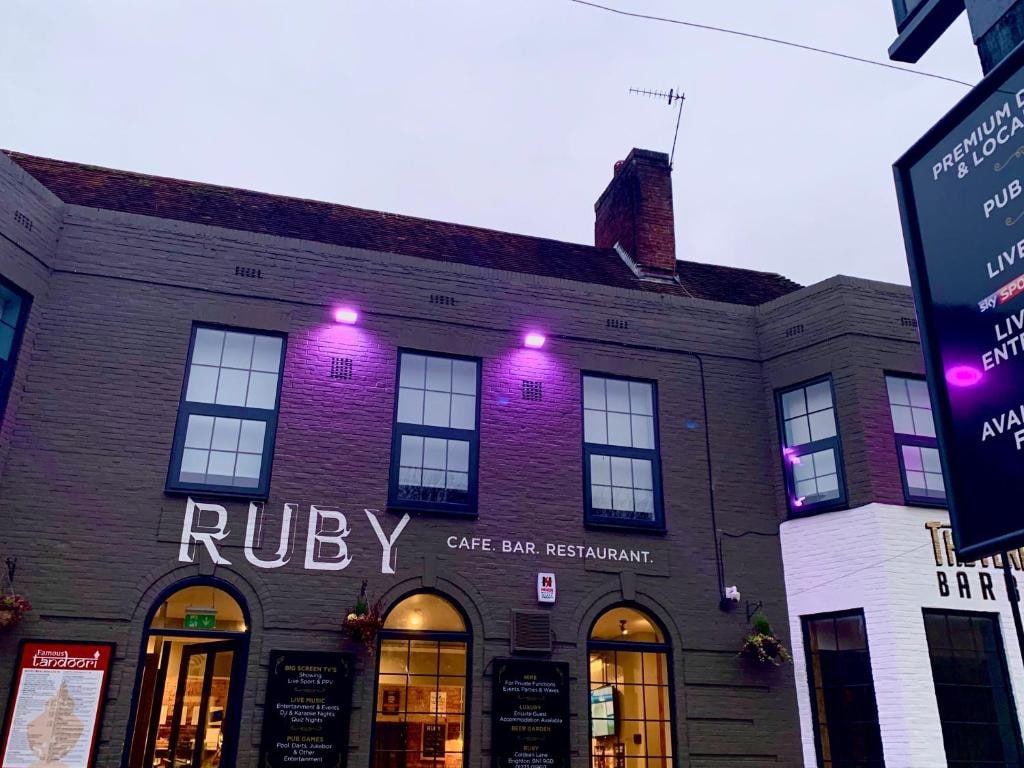 OYO Ruby酒吧和酒店的标准双人房
