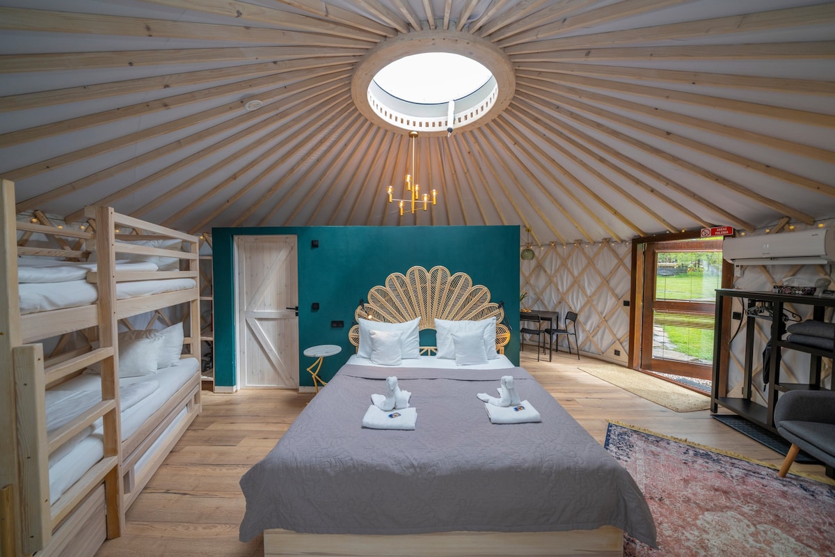 Izera Glamping - Luxury Yurts & Spa (green yurt)