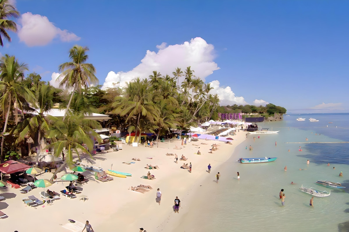 阿罗纳海滩（ Alona Beach ）附近的实惠猫主题公寓