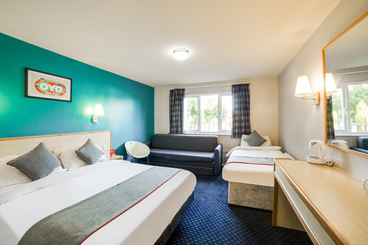 Deluxe Double Room@ Sunrise Hotel, A46 N Leicester