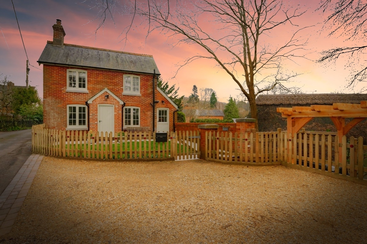 Cosy cottage in New Forest village.