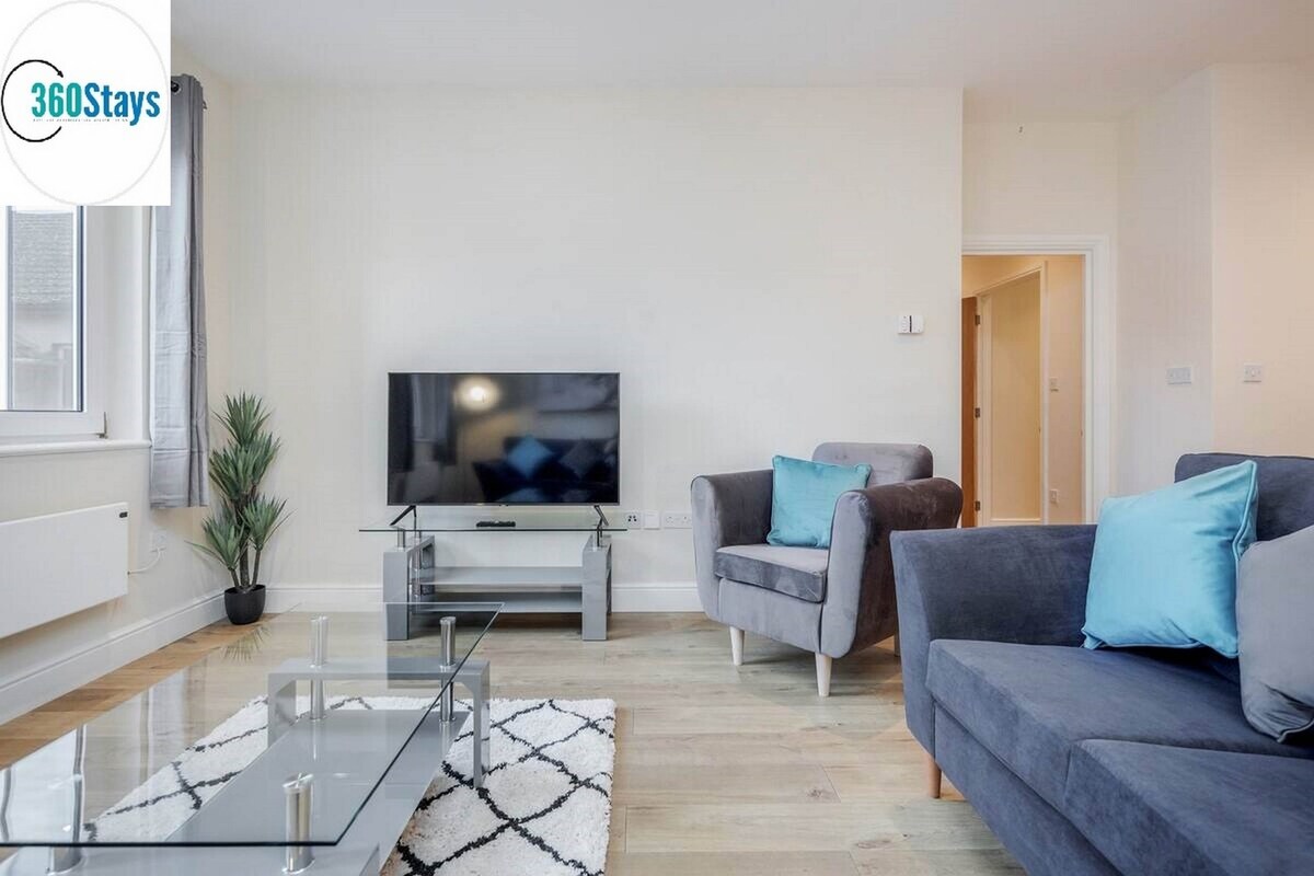 Luxury 2 Bedroom Apt.02 with Parking in Maidenhead