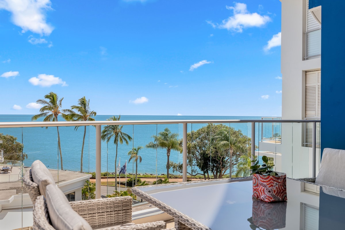 Stunning Water View Apartment - Pool, Gym, Parking