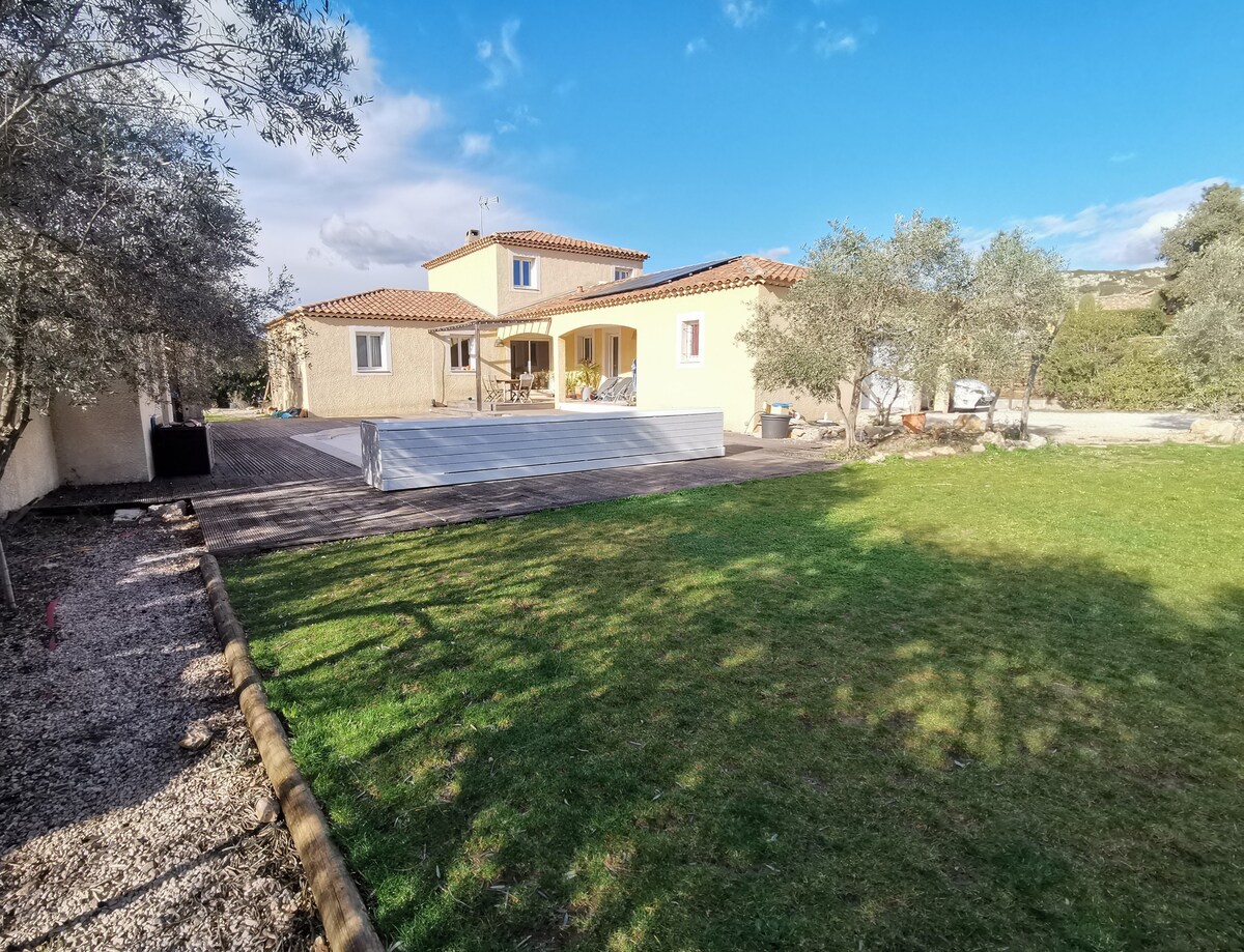 Villa provençale avec jardin et piscine