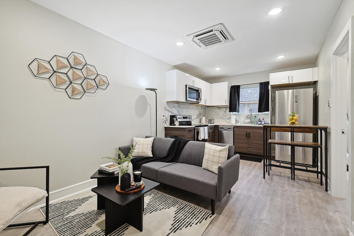 Downtown Dallas, Urban Style: Modern 1BD Apartment